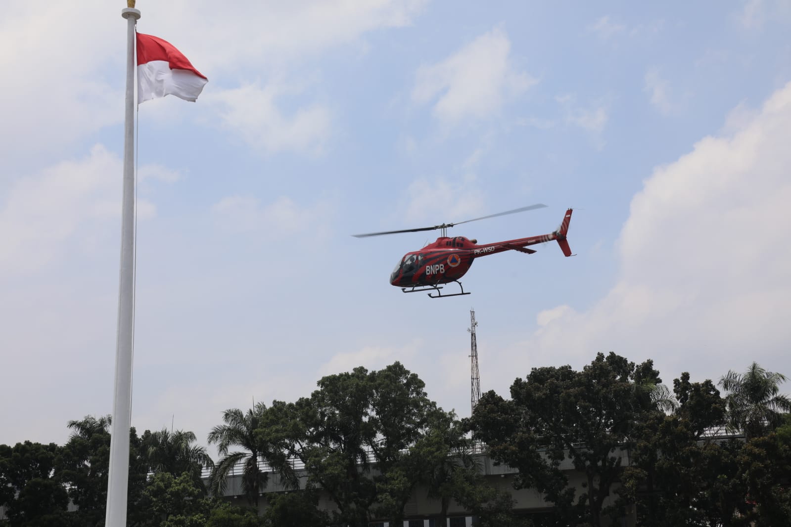 Helikopter yang membawa Kepala BNPB Letjen TNI Suharyanto beserta Herman Deru selaku Gubernur Sumatera Selatan saat akan mendarat setelah melakukan monitoring penanganan kebakaran hutan dan lahan di wilayah Sumatera Selatan pada Selasa (12/9).